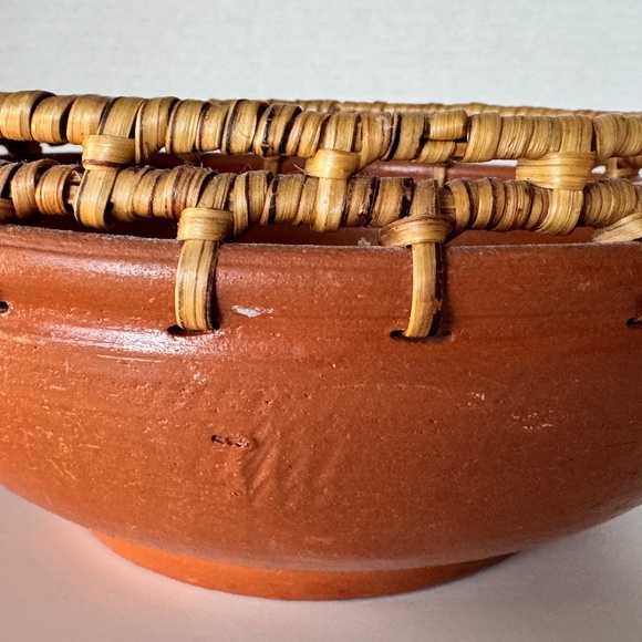 Vintage 90s Terracotta Bowl with Woven Reed Rim, handcrafted in Nigeria - Picture 5 of 9
